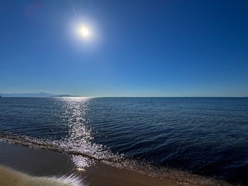 Όταν σβήνουν τα φώτα του διημέρου στην Αρτέμιδα: Η αλήθεια για την παραλία μας τη Δευτέρα