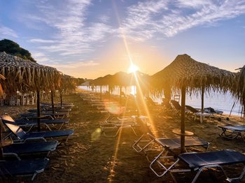 Jak dojechać do Artemidy? Szybki wypad na plażę prosto z Aten