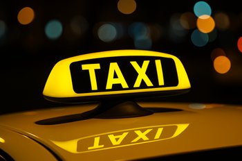 Strajk taksówkarzy w Atenach 28–29 maja 2025 - jak dojechać na lotnisko? Metro i autobusy zamiast taksówki