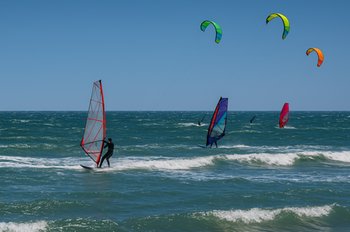 Πού να κάνεις surf, windsurf και SUP κοντά στην Αθήνα