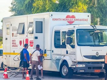 Η επίσημη αφίσα για την εθελοντική αιμοδοσία στην Αρτέμιδα στις 8 Μαρτίου 2026 με μια κόκκινη σταγόνα αίματος.