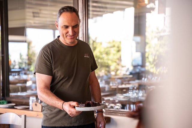 Φιλική εξυπηρέτηση και αυθεντική φιλοξενία από τον ιδιοκτήτη στην ταβέρνα Μιτεράν στην Αρτέμιδα.